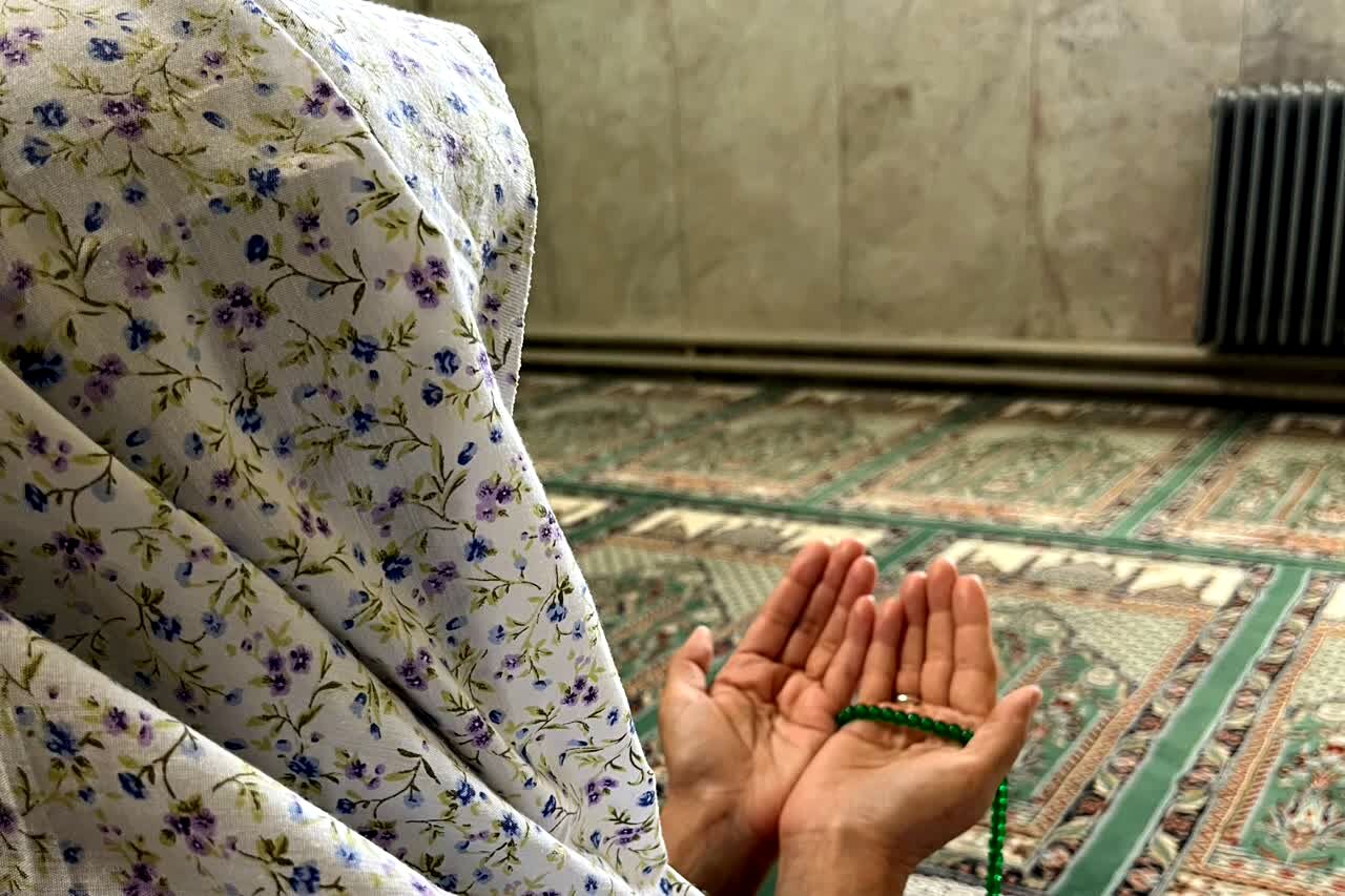 تصویر بندگی دانش‌آموزان در ماه خدا