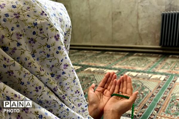 تصویر بندگی دانش‌آموزان در ماه خدا