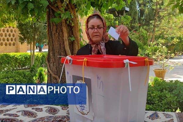 حضور پرشور مردم شیرازدرشعبه اخذ رأی حافظیه 