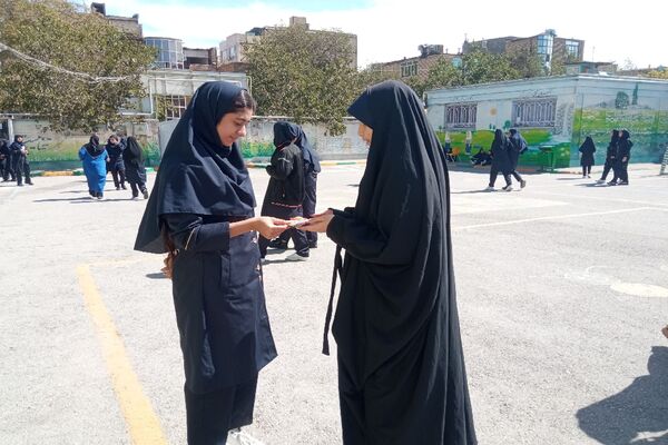 توزیع پاکت‌های امر به معروف و نهی از منکر در دبیرستان دخترانه دلیری