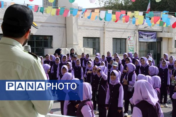 حضور پلیس در دبستان فاطمه‌الزهرا برای آموزش پیشگیری از آسیب‌های اجتماعی