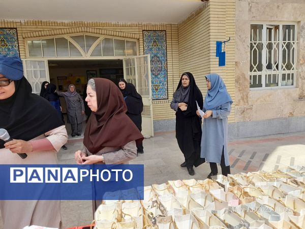 تجلیل از برگزیدگان دبیرستان ۱۵ خرداد 