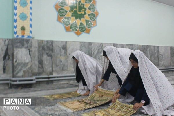 نماز جماعت در دبیرستان دخترانه  فاطمه‌الزهرا (س)