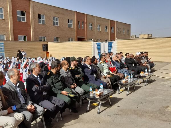 آیین نواخته شدن زنگ مهر در مدرسه شهدای بار فروش با حضور مسئولان استان و شهرستان کاشان