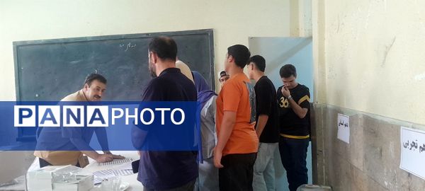 توزیع کتاب درسی دانش‌آموزان دبیرستان شهدای انقلاب اسلامی ناحیه 3 کرج