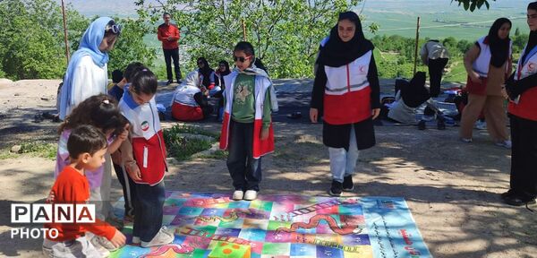پیاده‌روی اعضای هلال احمر در روستای کشانک