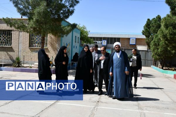 حضور امام جمعه، فرماندار و مدیر آموزش پرورش مه ولات در مدارس شهرستان