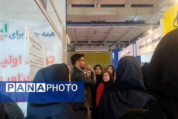 حضور دانش‌آموزان دبیرستان قلم چی ناحیه دو شهرری در نمایشگاه نانو فناوری