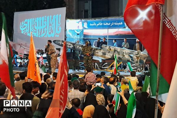 نمایش واقعی پهپادهای کرار و شاهد ۱۳۶ در اجتماع بزرگ مردمی شهرستان شیروان
