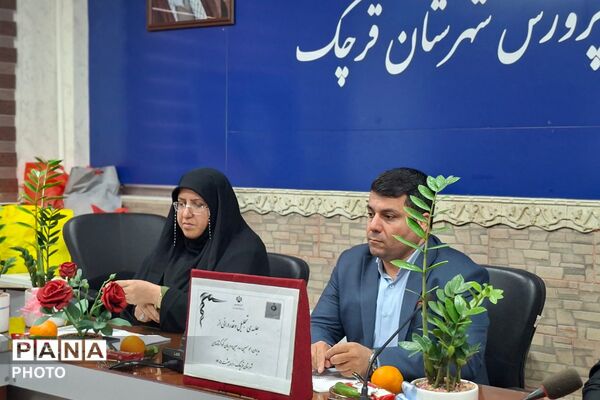 تجلیل از مدیران منتخب برگزارکننده دوره کوتاه‌مدت دوزبانه و مربیان مناطق کم برخوردار