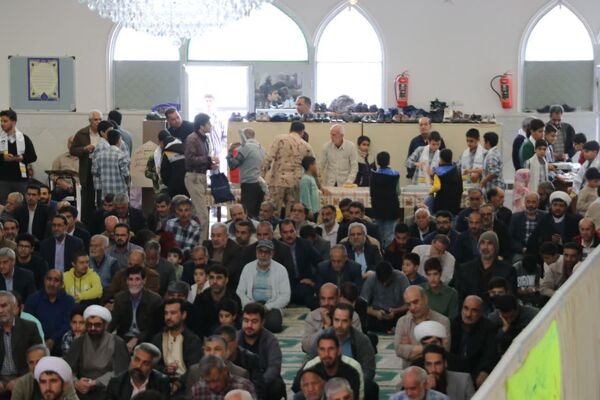 حضور با شکوه دانش‌آموزان و فرهنگیان در مراسم پر فیض نماز جمعه آباده در آستانه روز دانش‌آموز