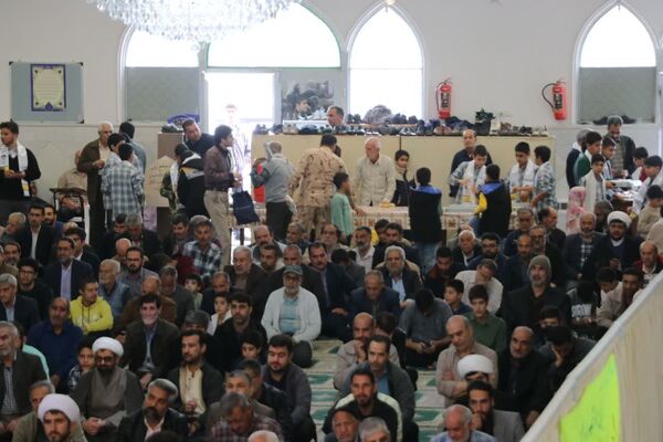 حضور با شکوه دانش‌آموزان و فرهنگیان در مراسم پر فیض نماز جمعه آباده در آستانه روز دانش‌آموز