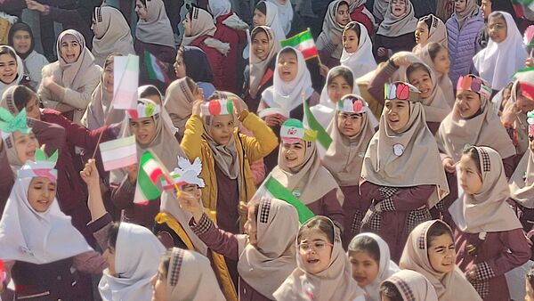 نکوداشت ایام الله دهه مبارک فجر در مدارس آزادواری یک و شهید رجایی یک منطقه پردیس 