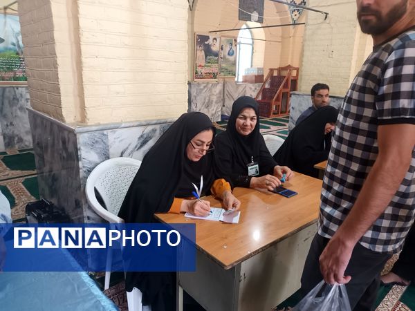 حضور مسئولان، مردم و رای اولی‌های چناران پای صندوق‌های رای در میدان انتخابات 