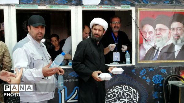 خدمت‌رسانی موکب سیمان آبیک در مسیر زائران؛ همراهی خادمان در پذیرایی و بدرقه