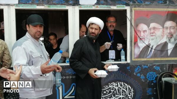 خدمت‌رسانی موکب سیمان آبیک در مسیر زائران؛ همراهی خادمان در پذیرایی و بدرقه