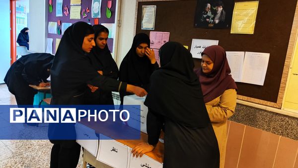 برگزاری انتخابات همیار مشاور در مدرسه نمونه دولتی ۹ دی یاسوج با شعار «همیار مشاور برتر، مدرسه برتر»