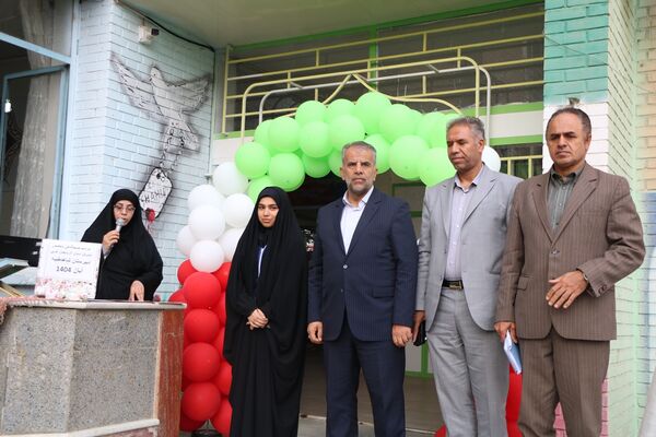 تجلیل مدیرکل آموزش و پرورش آذربایجان غربی از دانش‌آموز سخنران در نشست با رئیس جمهور