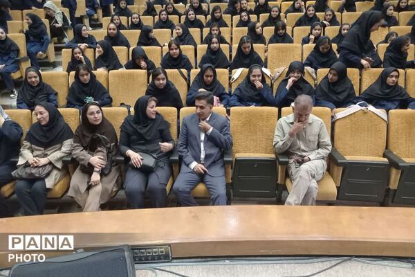 تقدیر از دانش‌آموزان برتر آموزشگاه حاج‌آقا توکلی زرقان