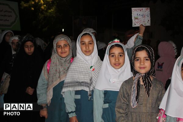 حضور پرشور دختران جان‌فدا در اجتماع شبانه با لباس بسیجی