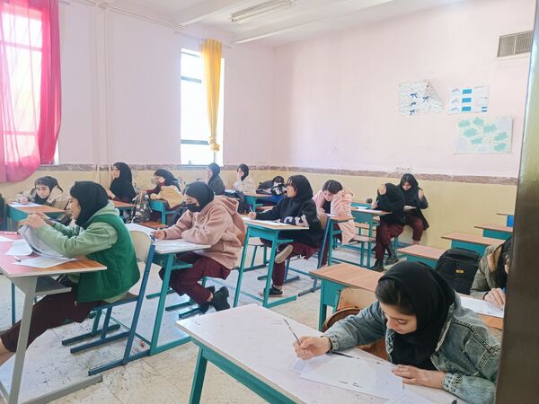 رقابت دانش‌آموزان در آزمون سنجش عملکردی مدرسه دخترانه ایثار