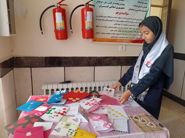 ساخت کارت پستال در هفته سلامت‌روان توسط دانش‌آموزان مدرسه مادرمهربان خلیل‌آباد