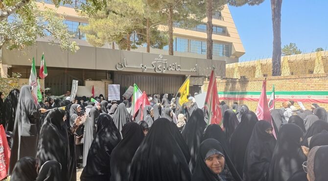 اعتراض زنان محجبه کرمانی نسبت به بی حجابی