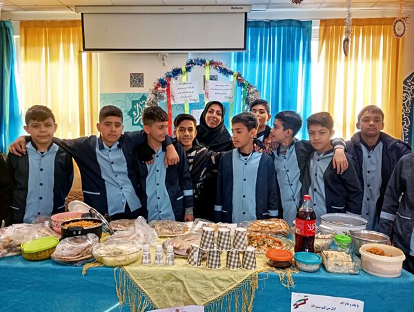 استقبال دانش‌آموزان مدارس شهرستان پردیس از دهه فجر انقلاب اسلامی ایران 