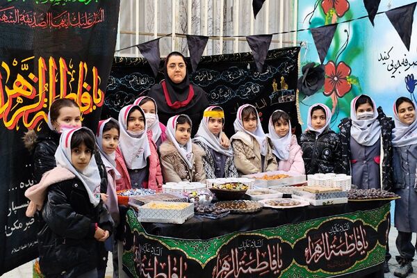 ایستگاه صلواتی در دبستان سارا، میزبان دل‌های کوچک در سوگ حضرت فاطمه(س) بود