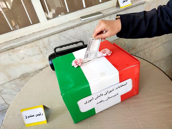 انتخابات شورای دانش آموزی در دبیرستان رفعت