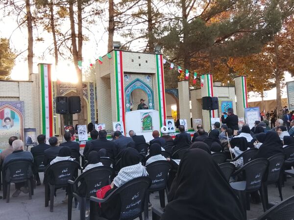 غبارروبی و عطرافشانی گلزار مطهر شهدا در نیشابور 