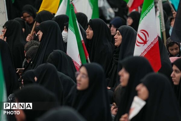 اجتماع بانوان انقلابی به مناسبت چهلم قائد امت و شهدای میناب در مسجد جمکران 