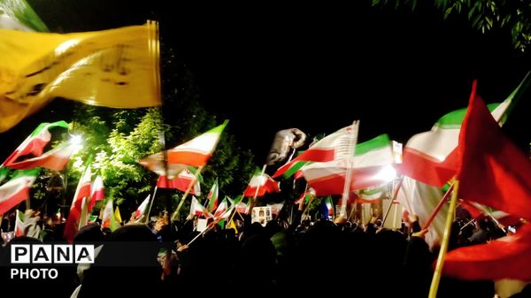 قلب‌های مردم به عشق وطن در چهار باغ خرم‌ آباد، برای ایران تپید
