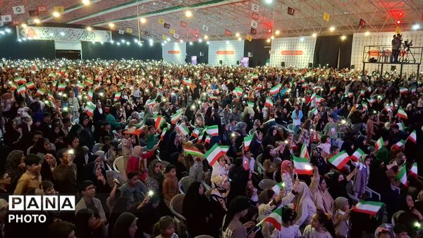احسان و آقای مدرس در محفل یادبود ۲۴۰۰ شهید خراسان جنوبی