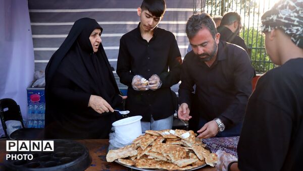 خدمت به زائران آقای شهید ایران 