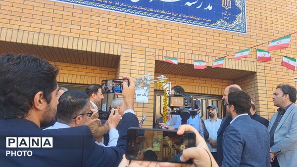 بازدید مسئولان ناحیه چهار قم از مدرسه سرای ایرانی