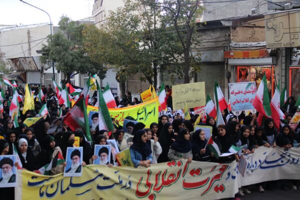 حضور دانش‌آموزان زنجانی در راهپیمایی روز ۱۳ آبان 