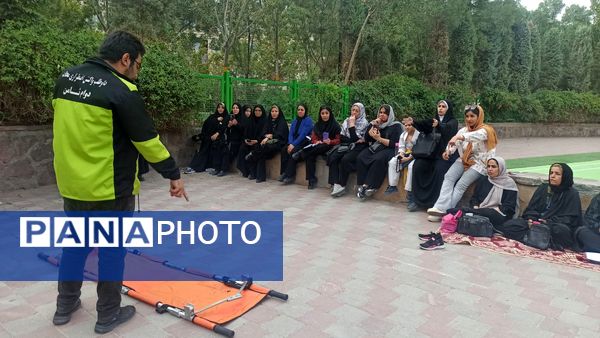 آموزش میدانی چادر زنی و حمل مصدوم برای شهروندان در پارک صادقیه مشهد  