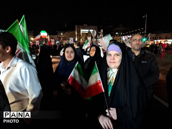 مردم شریف مشهد با شعار " هوا فضای سپاه، بزن به کاخ سیاه"  تاریکی شب‌ را روشن کردند