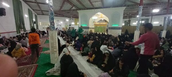 سفره افطار متبرک به آقا سید‌محمد(ع) در ماه مهمانی خدا در امامزاده سیدمحمد(ع) کاشمر