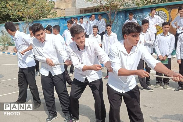 رقابت پرهیجان طناب‌کشی در بهارستان دو