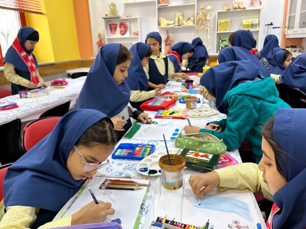 شکوفایی استعدادهای هنری دانش آموزان پایه چهارم دبستان آرمینه مصلی نژاد