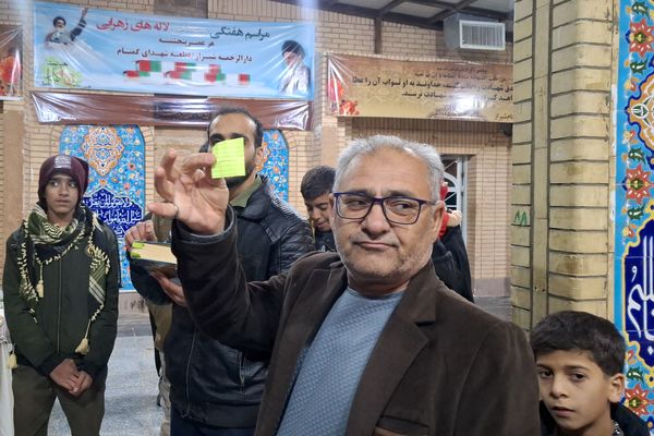 غبارروبی مزار شهدای گمنام توسط نوجوانان جهادگر شیرازی