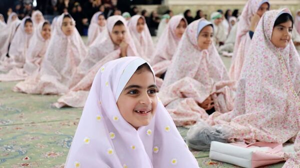  جشن عبادت ۱۵۰۰ دانش‌آموز دختر میبدی در هفته گرامیداشت امور تربیتی و تربیت اسلامی