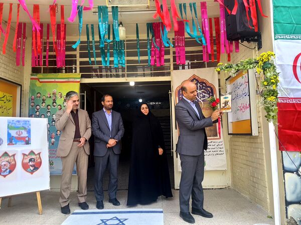 مراسم باشکوه زنگ ایثار و مقاومت در مدرسه شاهد تکتم ناحیه ۳