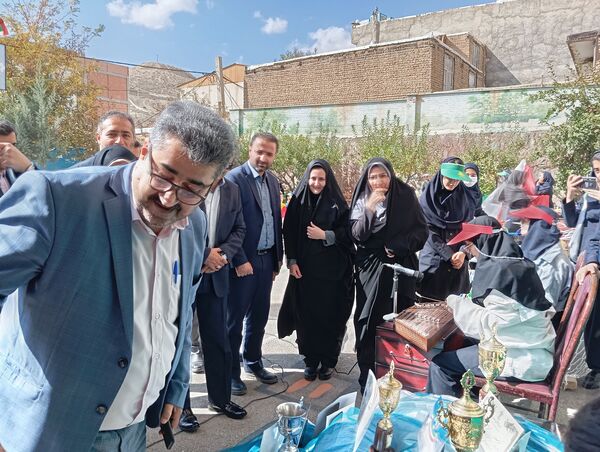 مراسم نمادین هفته تربیت‌بدنی و ورزش در دبیرستان هفده شهریور شهرستان فیروزکوه