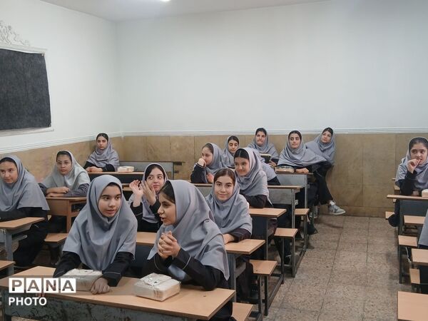 آغاز سال تحصیلی در دبیرستان پونه رونقی منطقه ۱۵