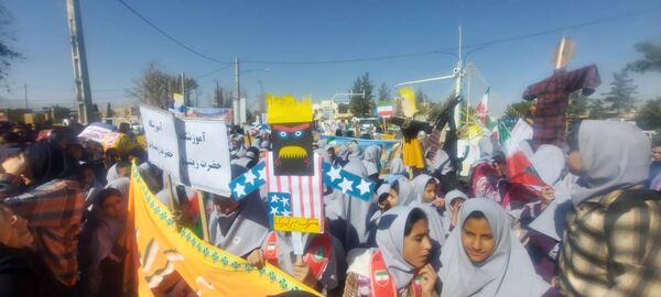 حضور پرشور دانش آموزان مدارس شهرستان خاتم در راهپیمایی ۱۳ آبان 