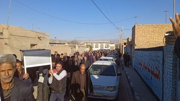 تشییع پیکر و خاکسپاری پدر شهید عجمی فدافن در گلزار شهدای روستای فدافن