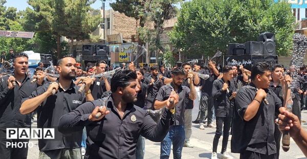 شور حسینی در خیابان های شهر؛عاشورا در قاب زنجیر زنان